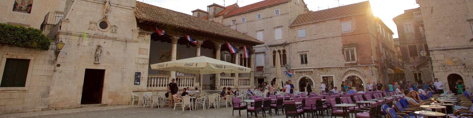 Trogir showing a square or plaza