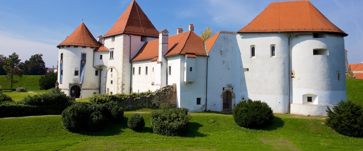 Varazdin which includes château or palace