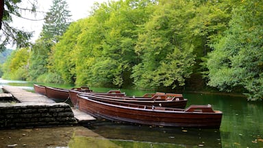 อุทยานแห่งชาติ Plitvice Lakes - ทางเข้า 1 แสดง พายเรือคายัคหรือเรือแคนู และ แม่น้ำหรือลำธาร