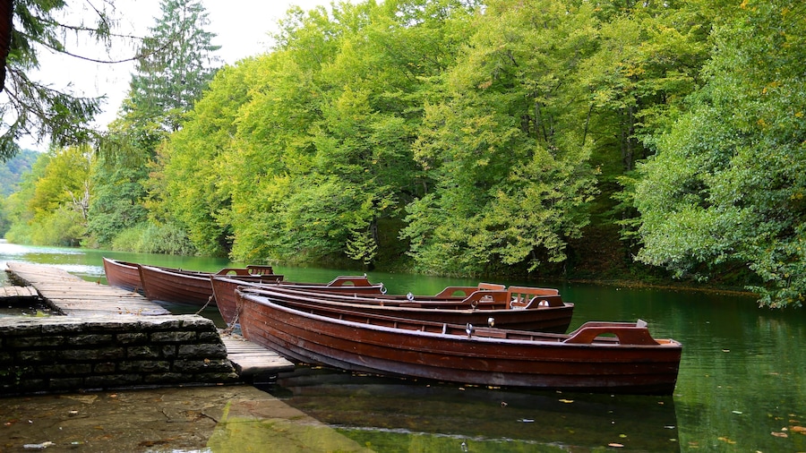 Plitvice-søernes Nationalpark – indgang 1 og byder på en flod eller et vandløb og kajaksejlads eller kanosejlads