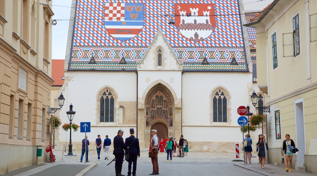 Iglesia de San Marcos ofreciendo una iglesia o catedral y también un pequeño grupo de personas