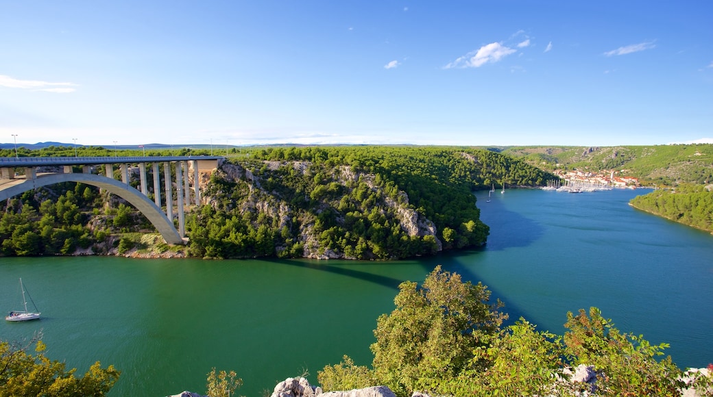 Krka nasjonalpark fasiliteter samt elv eller bekk og bro