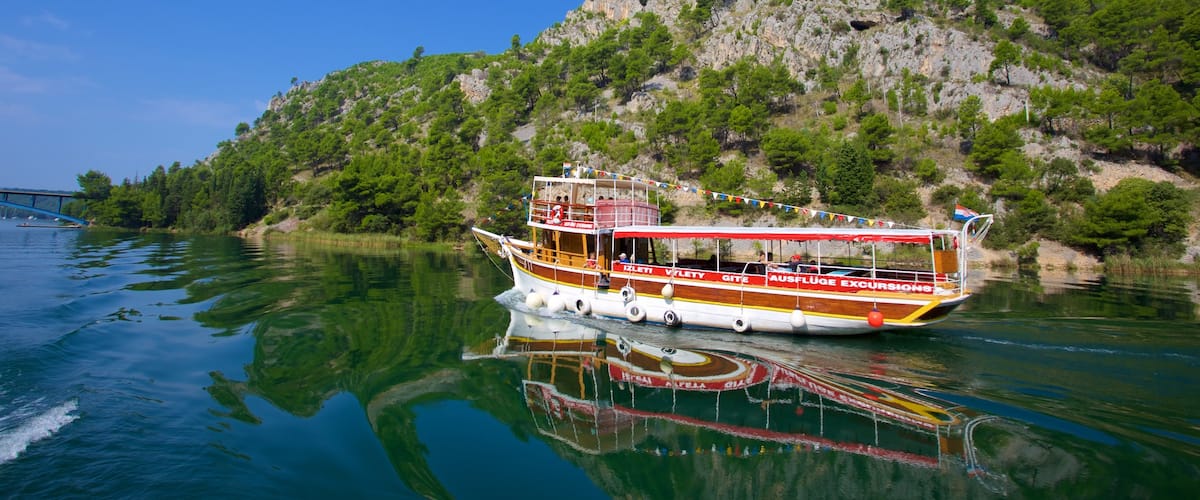 Parque Nacional Krka mostrando un lago o abrevadero y paseos en lancha