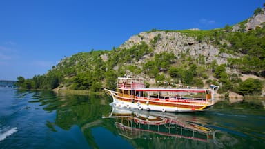 Parco Nazionale di Krka che include lago o sorgente d\'acqua e giro in barca