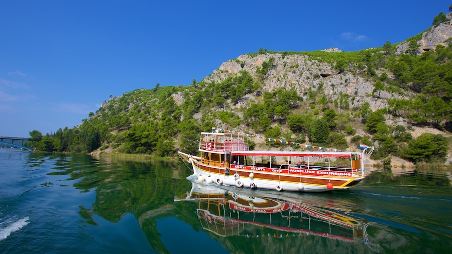 Nationalpark Krka das einen Bootfahren und See oder Wasserstelle