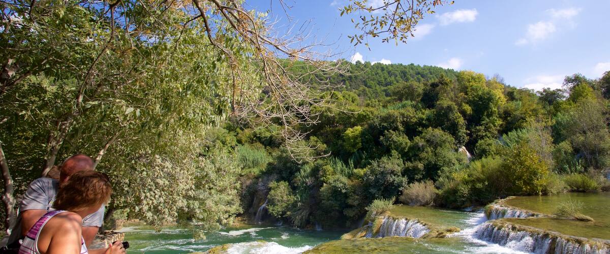 Parque Nacional Krka que incluye un río o arroyo y también una pareja
