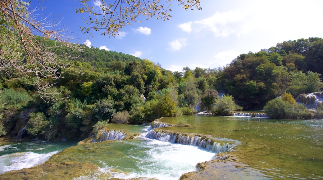 Krka nationalpark presenterar en å eller flod