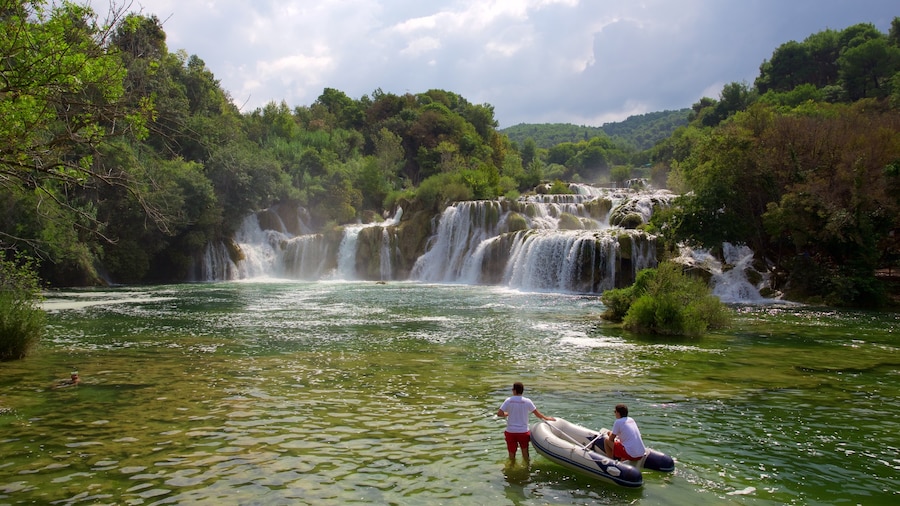 Nationaal Park Krka inclusief stroomversnellingen en een meer of poel en ook een klein groepje mensen