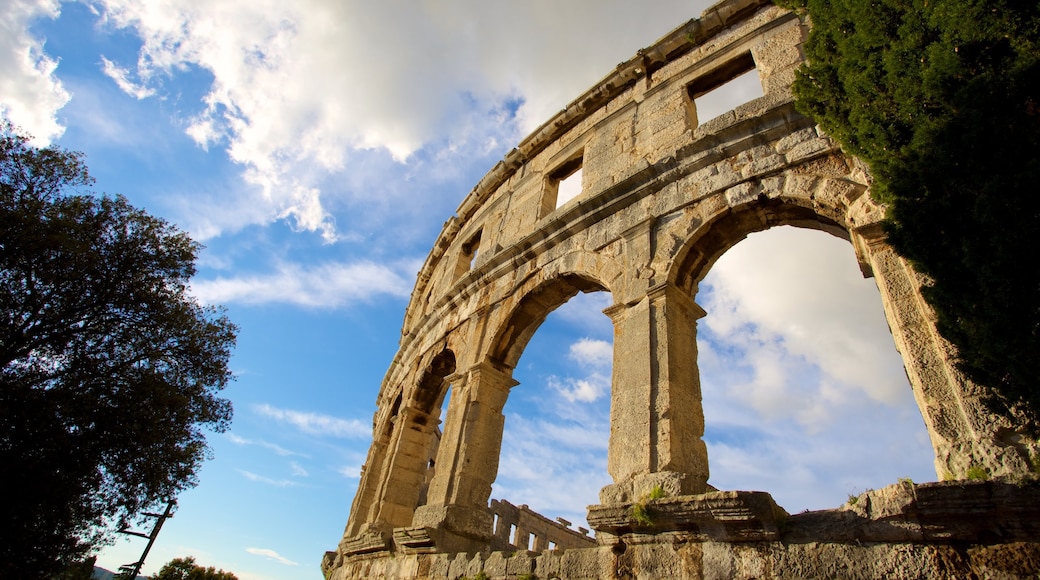 Amphitheater Pula mit einem Geschichtliches, historische Architektur und Gebäuderuinen