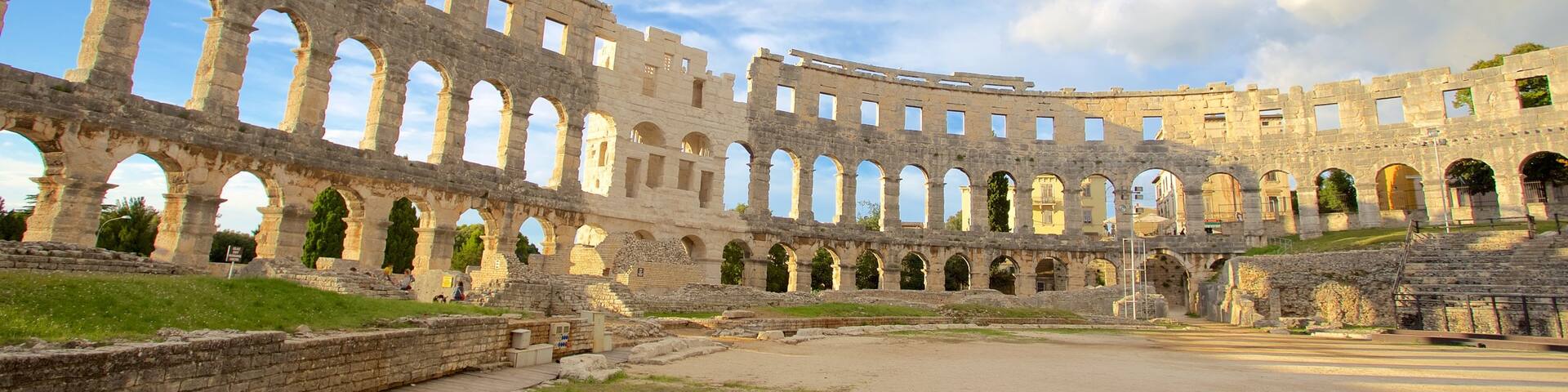 Pula Arena showing heritage architecture, a monument and heritage elements