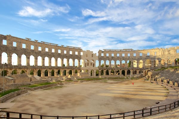 Amphithéâtre de Pula qui includes patrimoine historique, bâtiments en ruines et monument