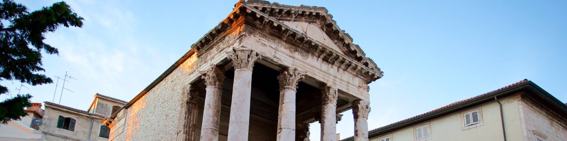 Templo de Augusto que incluye patrimonio de arquitectura