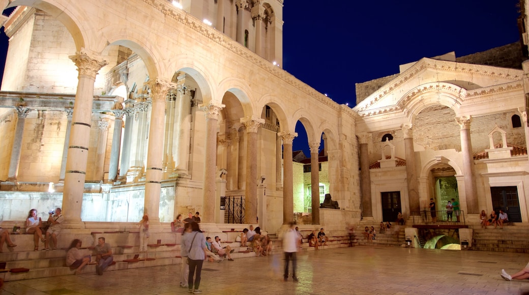 Palacio de Diocleciano que incluye elementos del patrimonio, escenas nocturnas y un castillo