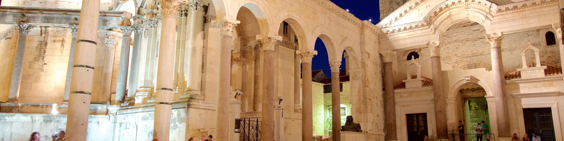 Diokletianspalast mit einem bei Nacht, Burg und Geschichtliches