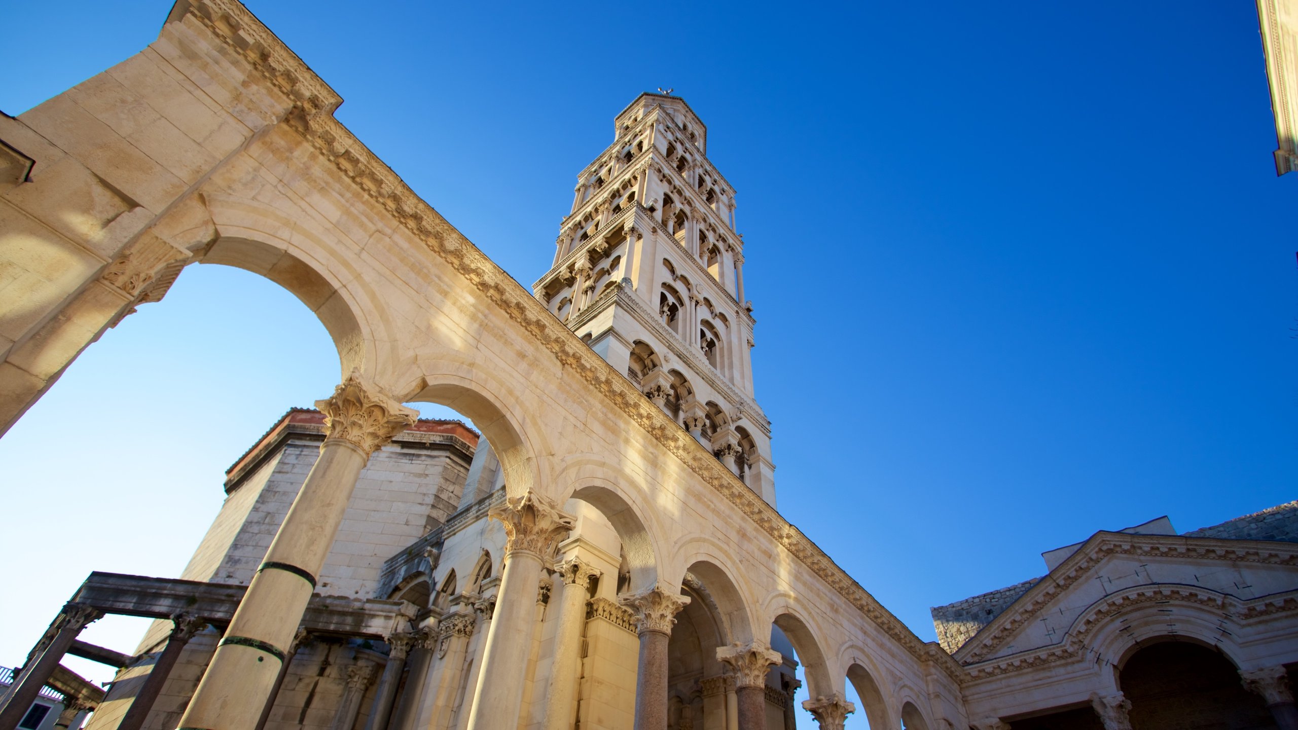 Diocletian\'s Palace showing heritage architecture, a castle and heritage elements