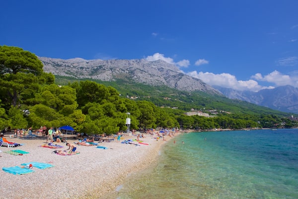 Strand von Brela mit einem Berge und Steinstrand