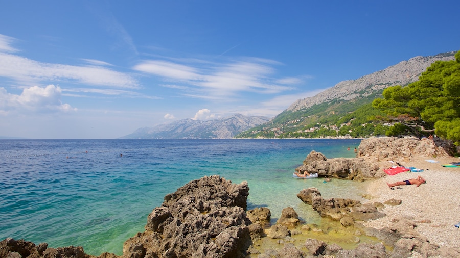 Strand von Brela mit einem Steinstrand und Berge sowie kleine Menschengruppe