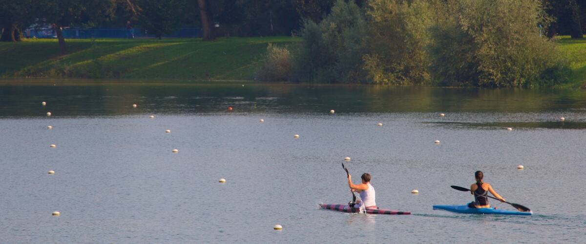 Jarun que incluye un río o arroyo y kayak o canoa y también una pareja