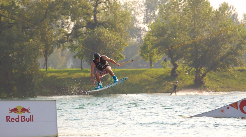 Jarun mostrando sport acquatici cosi come ragazzo