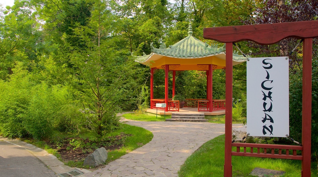 Zagreb Zoo featuring a garden