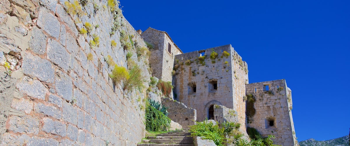 Fortaleza de Klis que incluye una ruina y elementos del patrimonio