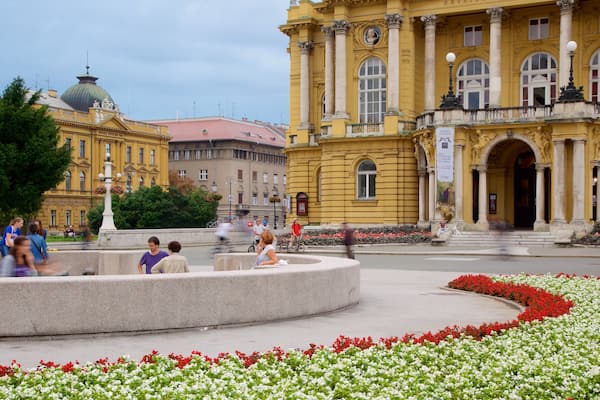 Kroatisches Nationaltheater das einen historische Architektur sowie kleine Menschengruppe