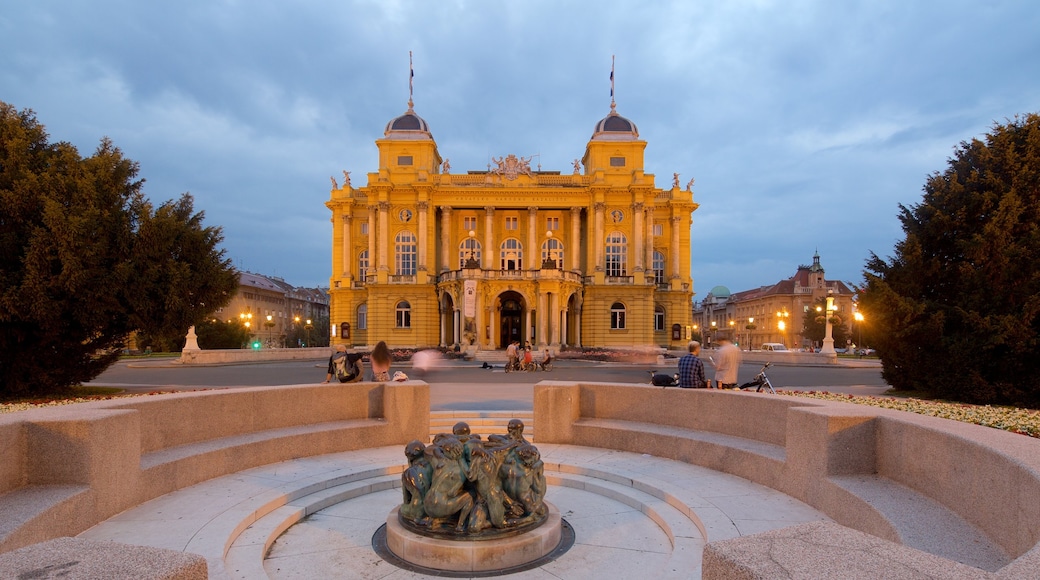 Teatro Nacional Croata mostrando escenas de teatro, escenas nocturnas y arquitectura patrimonial