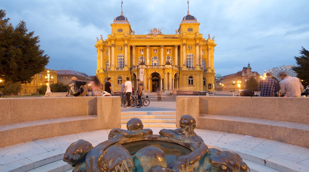 Teatro Nacional da Croácia mostrando cenas de teatro, cenas noturnas e arquitetura de patrimônio