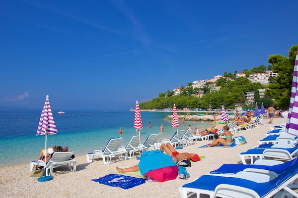Strand von BaĆĄka Voda mit einem Steinstrand sowie kleine Menschengruppe