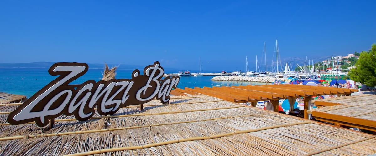 Baska Voda Beach qui includes baie ou port et signalisation
