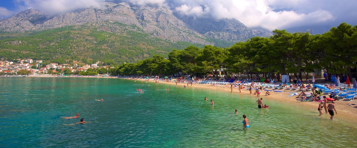 Playa Baska Voda mostrando montañas y una playa de guijarros