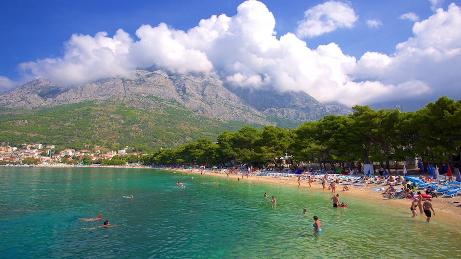 Playa Baska Voda mostrando montañas y una playa de guijarros
