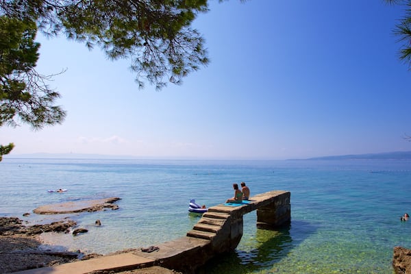 Strand von BaĆĄka Voda welches beinhaltet allgemeine KĂŒstenansicht sowie kleine Menschengruppe