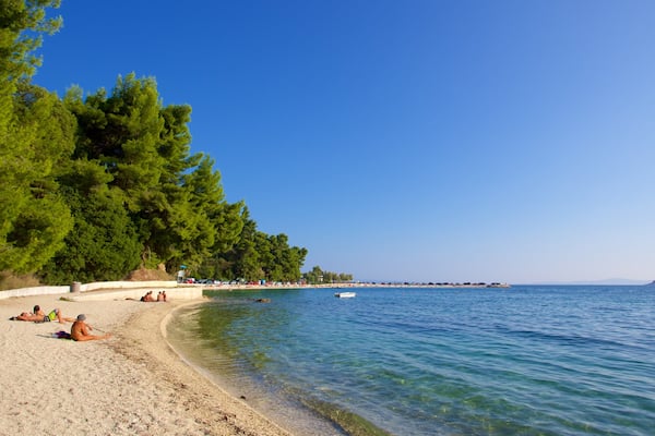 Kasuni-stranden presenterar en strand och kustutsikter sÄvÀl som en liten grupp av mÀnniskor