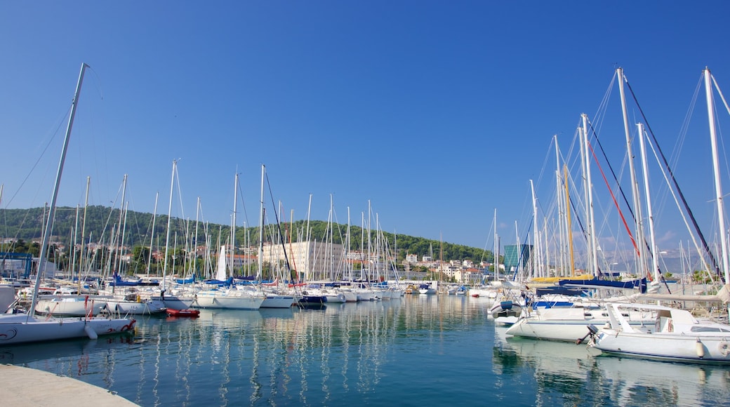 Split Marina fasiliteter samt bukt eller havn og seiling