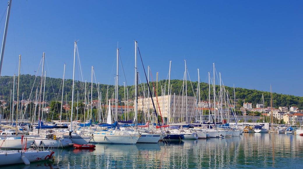 Split Marina som viser seiling og bukt eller havn