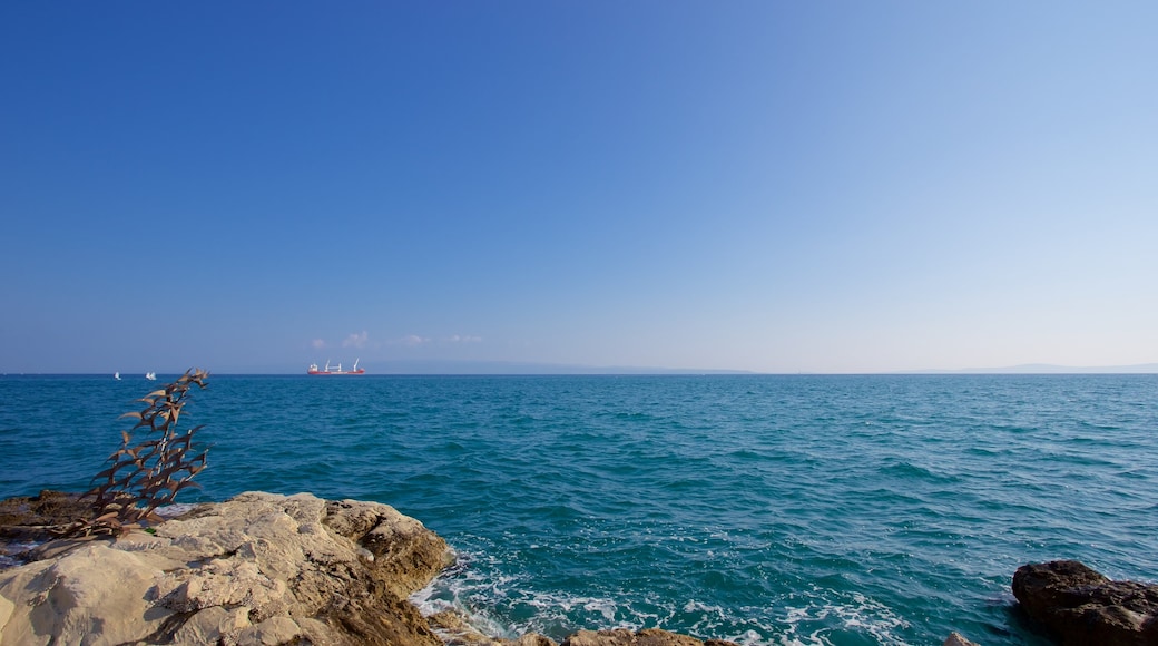 Puerto deportivo que incluye costa escarpada y vistas generales de la costa