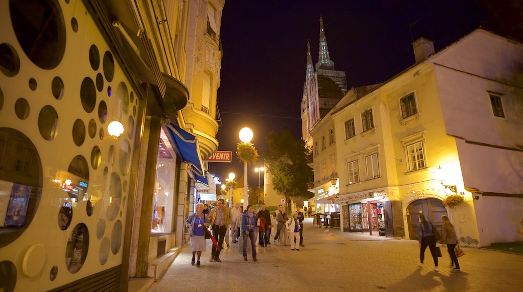 Ban Jelacic Square che include piazza, paesaggio notturno e architettura d\'epoca