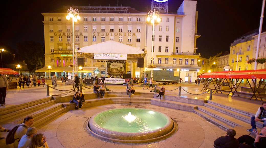 Plaza de Ban Jelacic mostrando arquitectura patrimonial, escenas de noche y una fuente