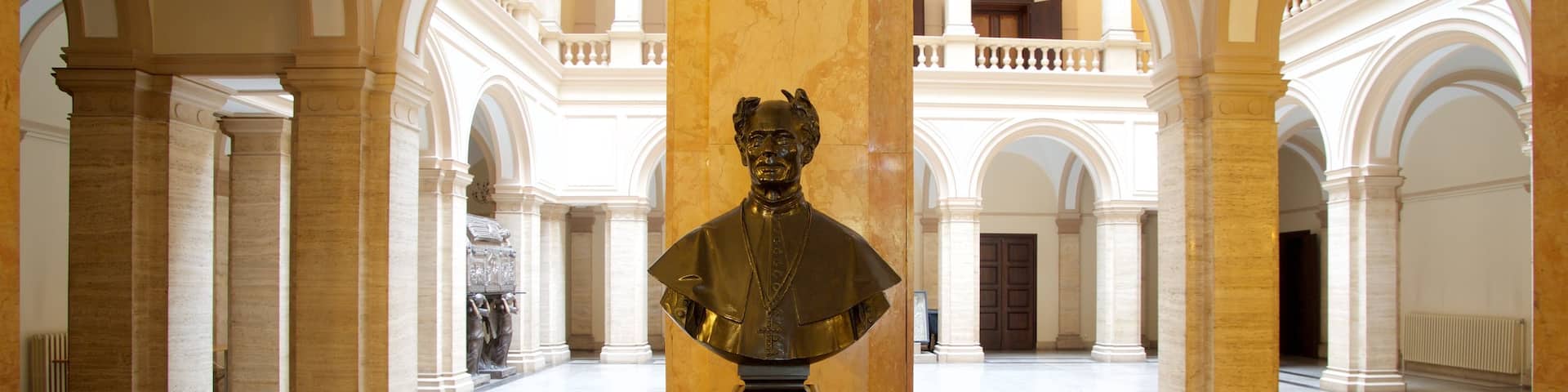 Strossmayer-Galerie der Alten Meister das einen Innenansichten, Statue oder Skulptur und Kunst