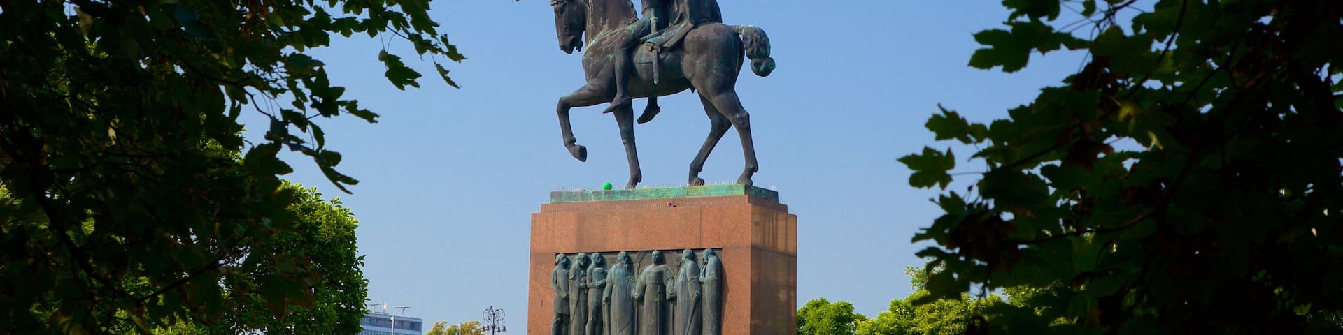 König-Tomislav-Platz mit einem Statue oder Skulptur und Gedenkstätte
