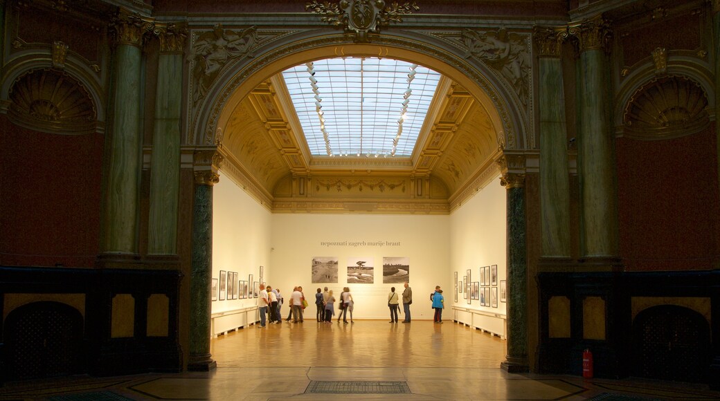 Pabellón de Arte que incluye vistas interiores y también un gran grupo de personas