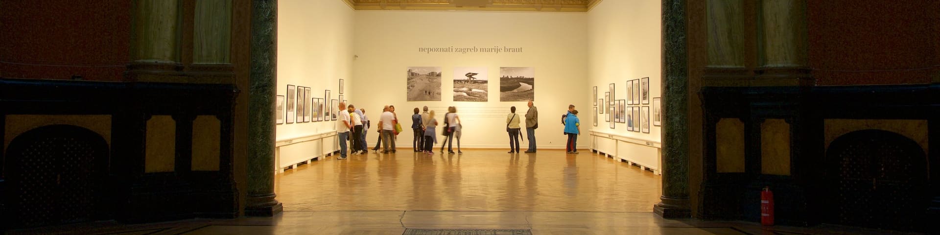 Kunstpavillon Zagreb welches beinhaltet Innenansichten sowie große Menschengruppe