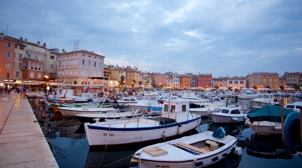 Rovinj Harbour que inclui canoagem, uma cidade litorĂąnea e uma baĂa ou porto