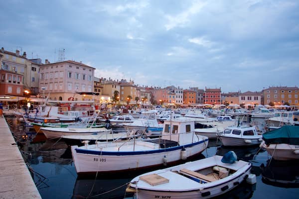 Rovinj Harbour mit einem Küstenort, Bootfahren und Bucht oder Hafen