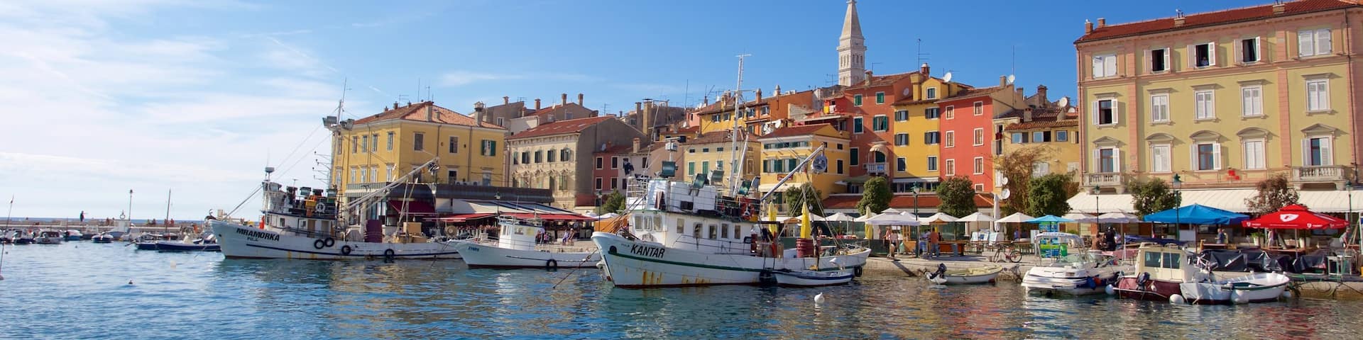 Rovinj Harbour das einen Küstenort, Bucht oder Hafen und Bootfahren