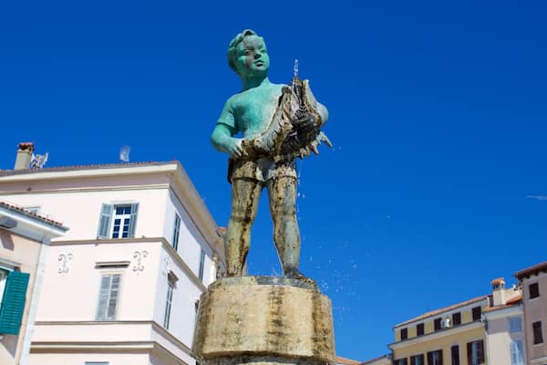 Maršala-Tita-Platz mit einem Springbrunnen