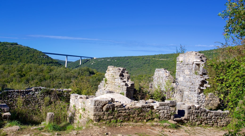 Dvigrad ofreciendo ruinas de edificios