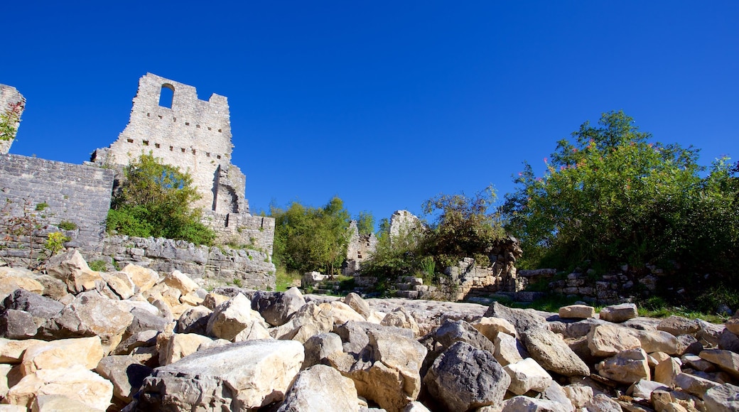 Dvigrad featuring building ruins