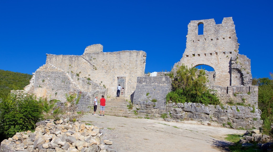 Ruines de Dvigrad montrant bâtiments en ruines